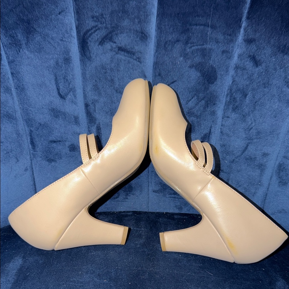 Journee Collection Cream Mary Jane Heels Size 6 - Picture 4 of 6